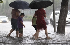 小清河洪园闸3孔小闸门提闸泄洪