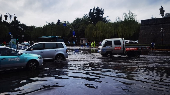 壹直播|济南降雨过后，县西巷北口因积水临行交通管制