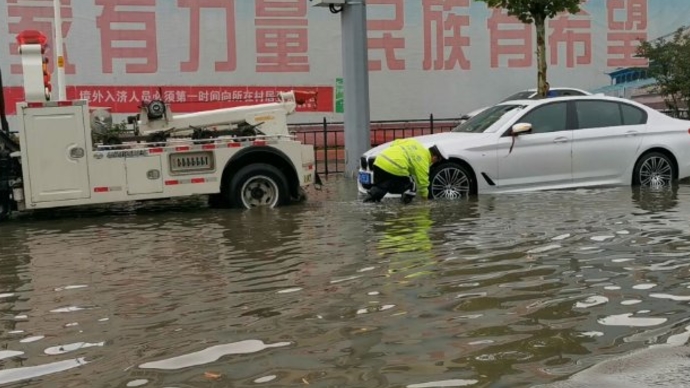 果然视频|急降雨引发道路积水，轿车熄火等待救援