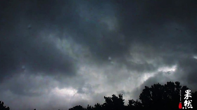 果然视频|济南黑云压城加电闪雷鸣，延时摄影记录壮观云景变幻