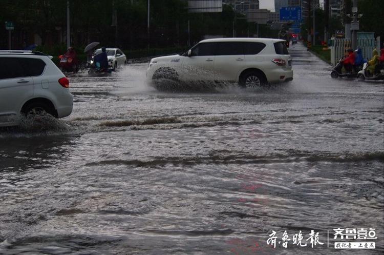 济南中午的这场倾盆大雨，大街变河车变船了！