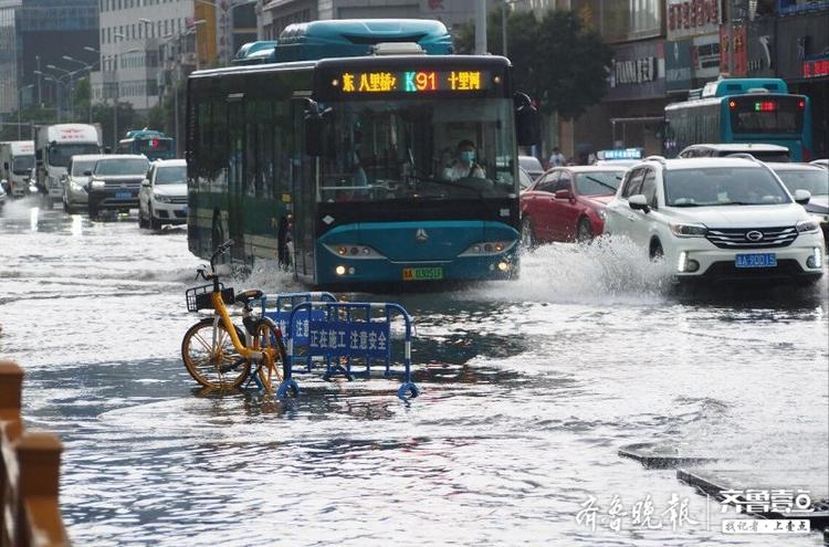 济南中午的这场倾盆大雨，大街变河车变船了！