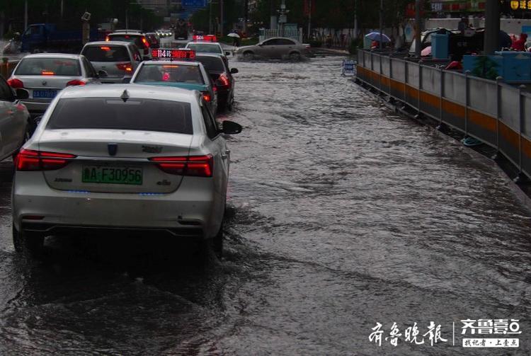 济南中午的这场倾盆大雨，大街变河车变船了！