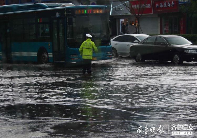 济南中午的这场倾盆大雨，大街变河车变船了！