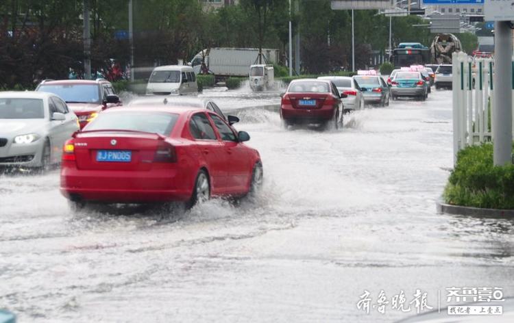 济南中午的这场倾盆大雨，大街变河车变船了！