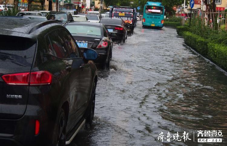 济南中午的这场倾盆大雨，大街变河车变船了！