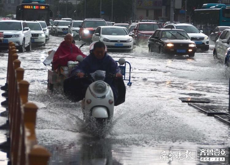 济南中午的这场倾盆大雨，大街变河车变船了！