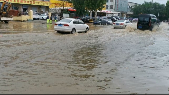 果然视频|二环南路恒大睿城路段积水严重，请过往司机注意安全