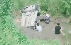 轿车遇事故倒扣路边水沟，临沂费县好心人抬车救人