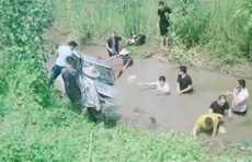 凡人歌|生死57秒！驾驶员头朝下被困水中，临沂市民掀车救人！