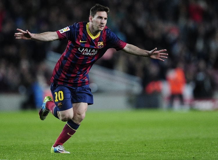 8月26日,据阿根廷媒体报道,梅西已经告知巴萨他将离开,他将启用自己