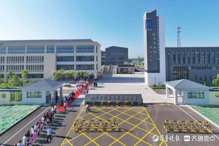 莒县长岭镇中心初级中学军训磨砺迎开学挺拔身姿展未来