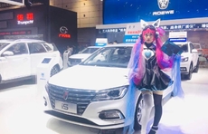 安琪拉热辣登场！车展上车模小姐姐大玩cosplay