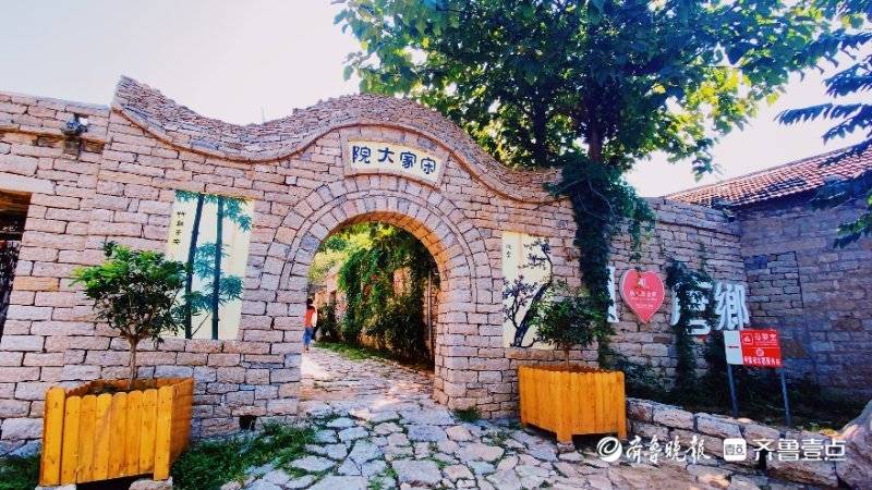 住在鱼山村唐乡，看尽山间美景，春赏桃花，秋品桃