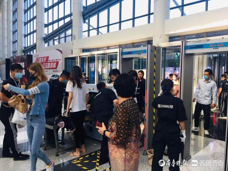 齐鲁国际车展周末人气爆棚！市民排队入场