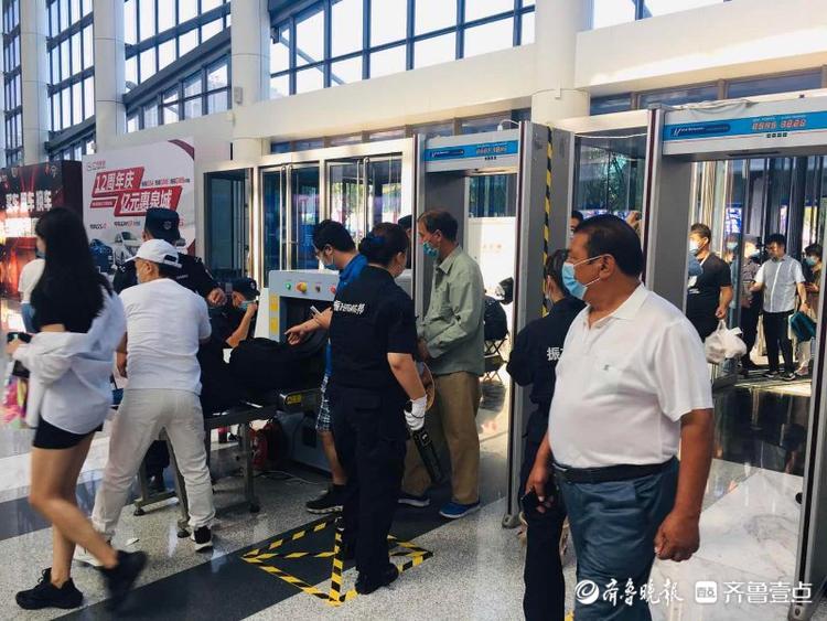 齐鲁国际车展周末人气爆棚！市民排队入场