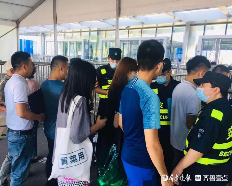 齐鲁国际车展周末人气爆棚！市民排队入场