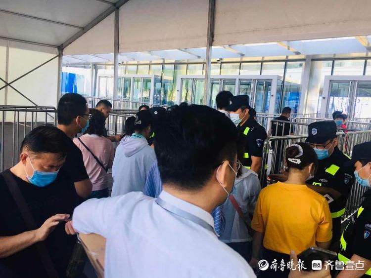齐鲁国际车展周末人气爆棚！市民排队入场