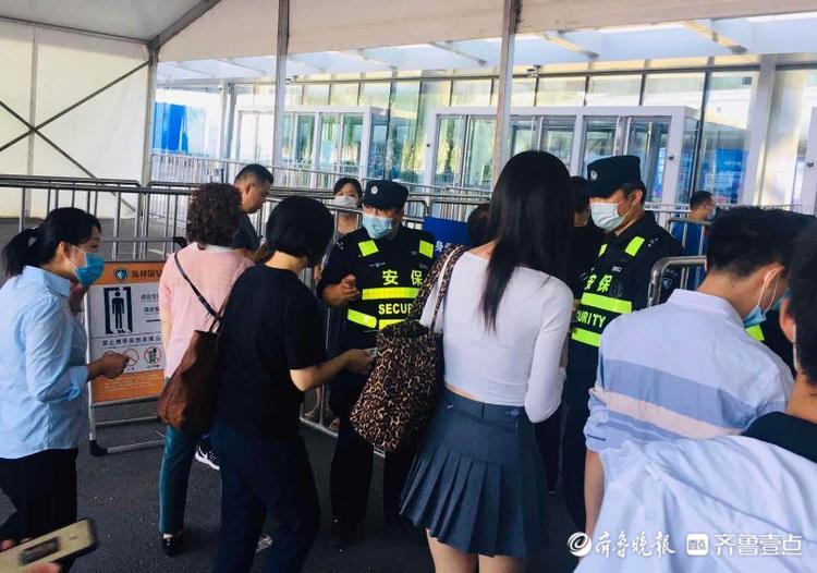 齐鲁国际车展周末人气爆棚！市民排队入场
