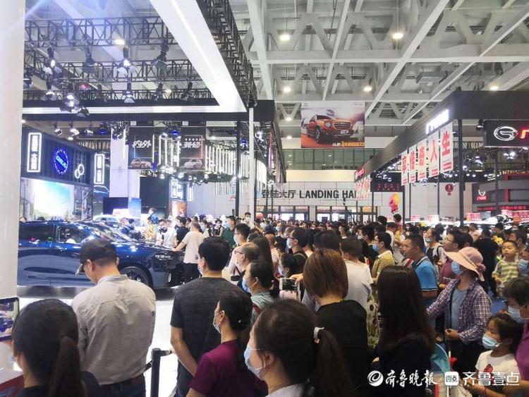 齐鲁国际车展上大批观众围观拍拍拍！你有车模，我有手机