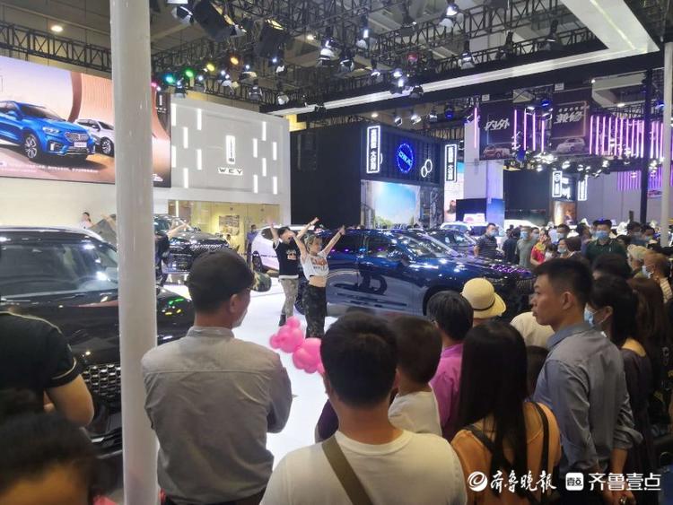 齐鲁国际车展上大批观众围观拍拍拍！你有车模，我有手机