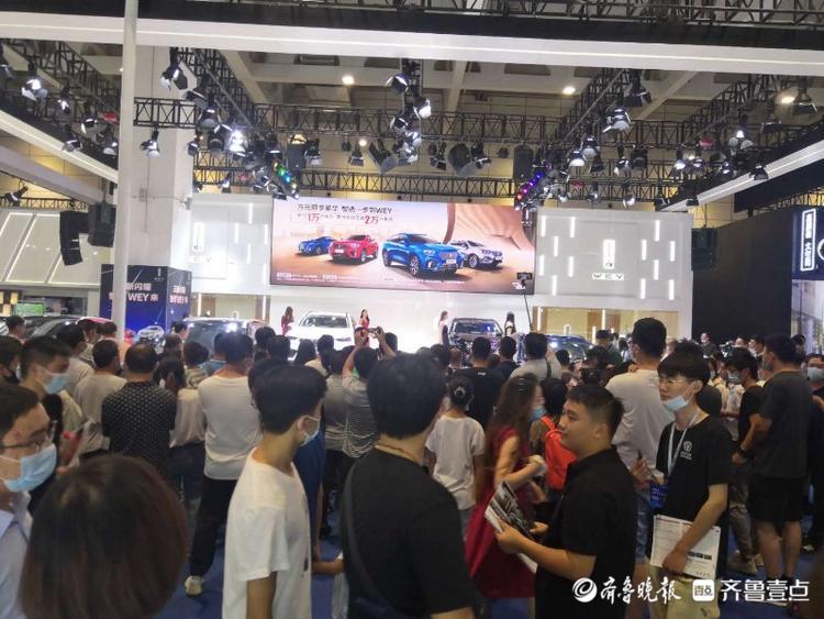 齐鲁国际车展上大批观众围观拍拍拍！你有车模，我有手机