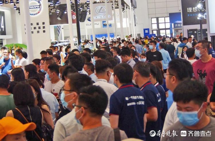 齐鲁国际车展周末人气太旺，销售代表忙不迭了