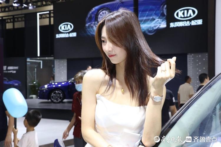 笑起来真好看！网红济南美女苏宁来车展啦，粉丝拍不停
