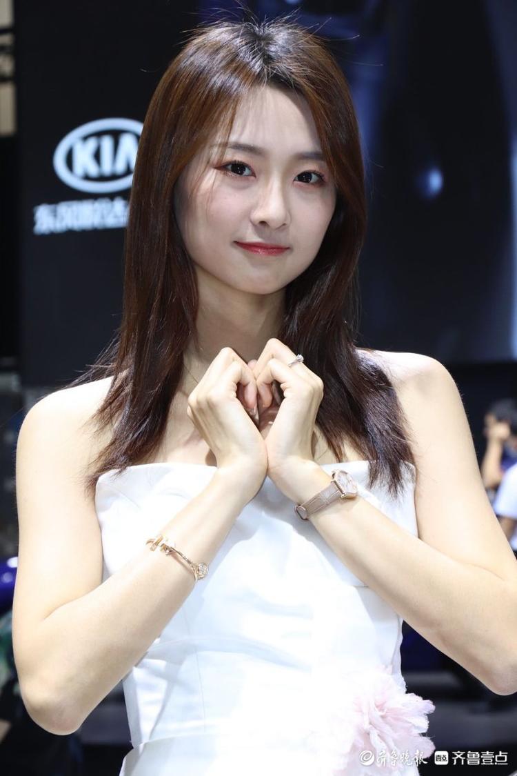 笑起来真好看！网红济南美女苏宁来车展啦，粉丝拍不停