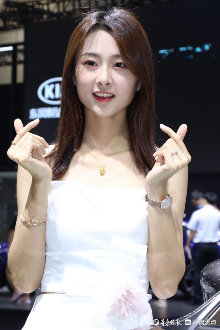 笑起来真好看！网红济南美女苏宁来车展啦，粉丝拍不停