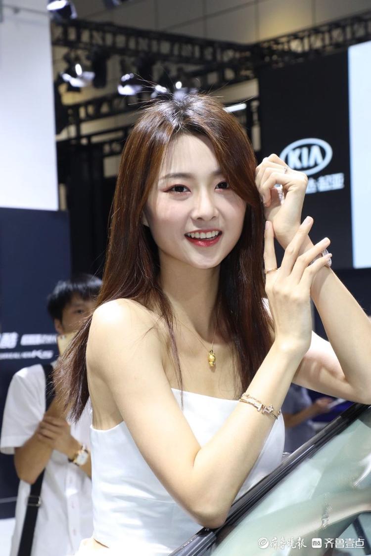 笑起来真好看！网红济南美女苏宁来车展啦，粉丝拍不停