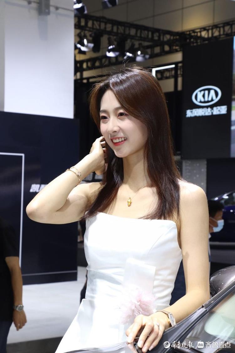 笑起来真好看！网红济南美女苏宁来车展啦，粉丝拍不停