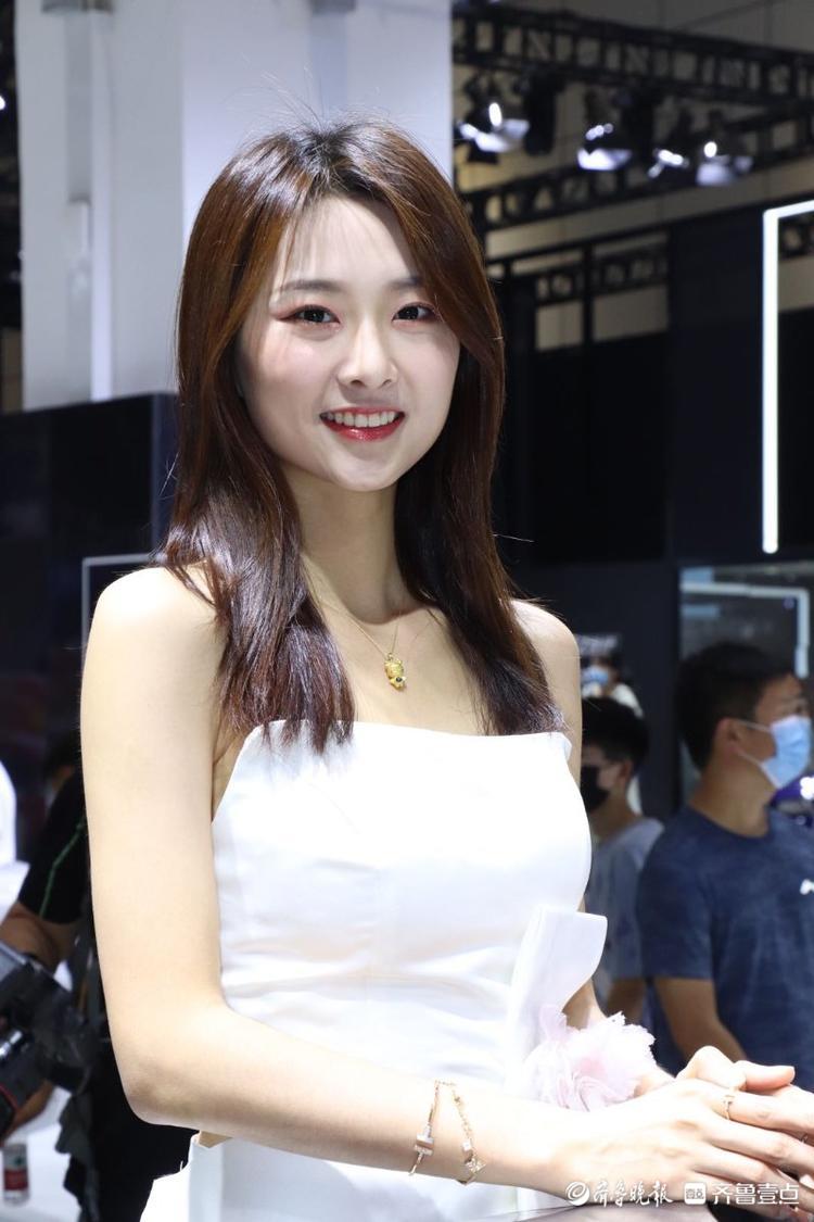 笑起来真好看！网红济南美女苏宁来车展啦，粉丝拍不停