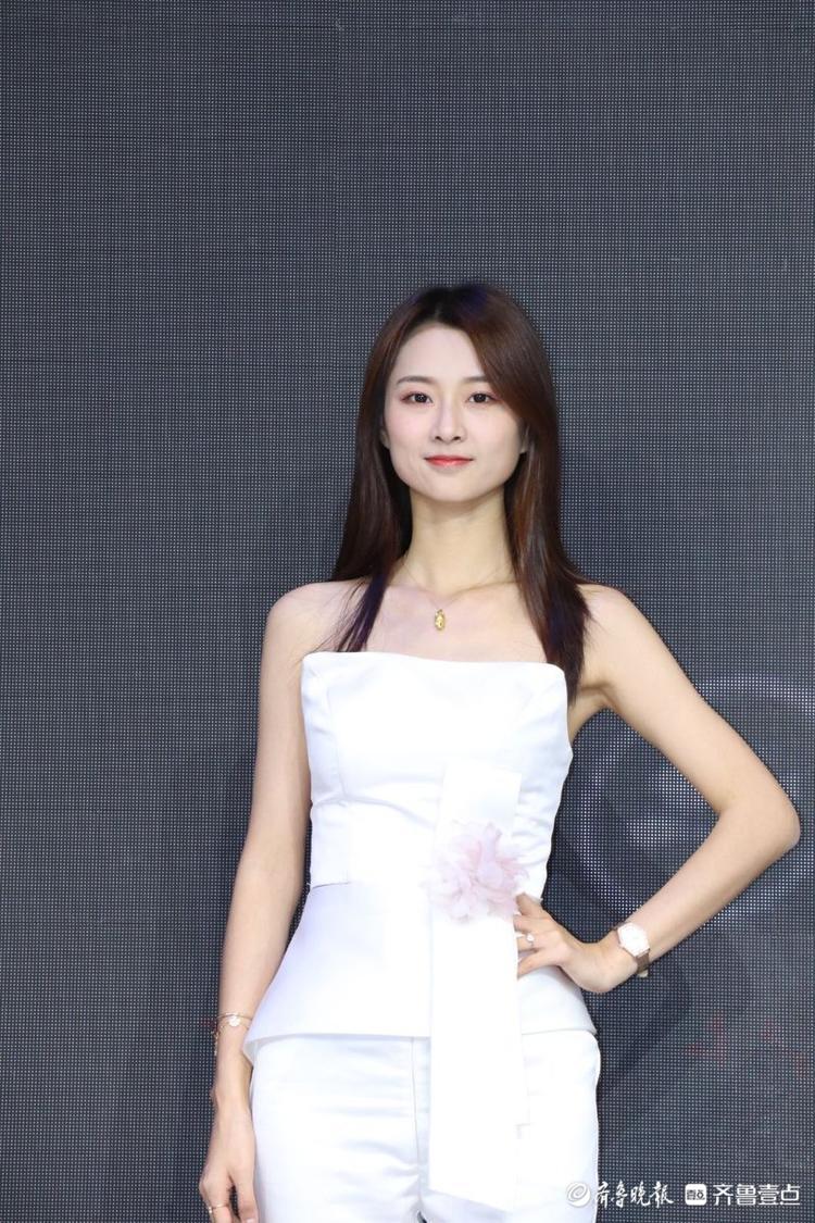 笑起来真好看！网红济南美女苏宁来车展啦，粉丝拍不停