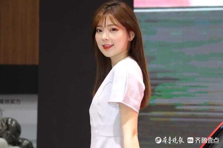 网红车模春晓现身齐鲁国际车展，被粉丝环绕
