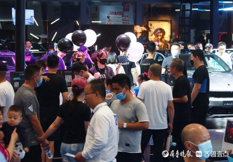 齐鲁车展收获景象，后台订车签约一片繁忙