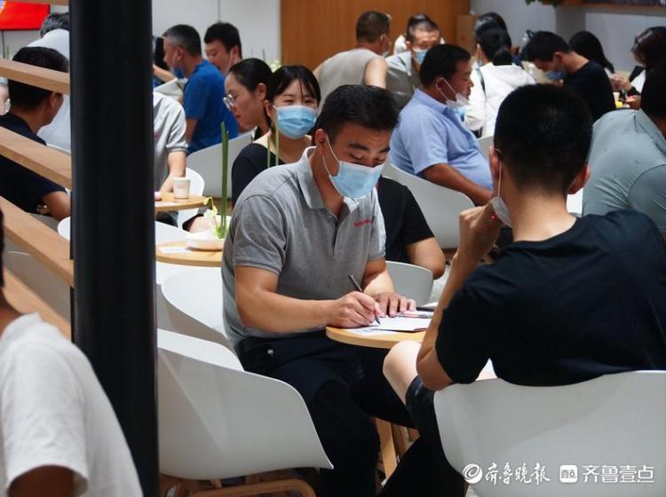 齐鲁车展收获景象，后台订车签约一片繁忙