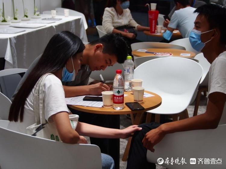 齐鲁车展收获景象，后台订车签约一片繁忙