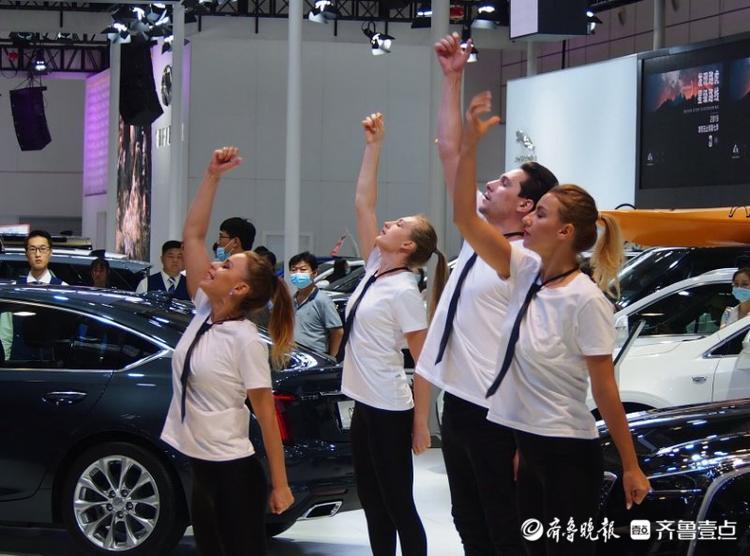 齐鲁车展高光时刻，欧洲舞团和车模联手助兴