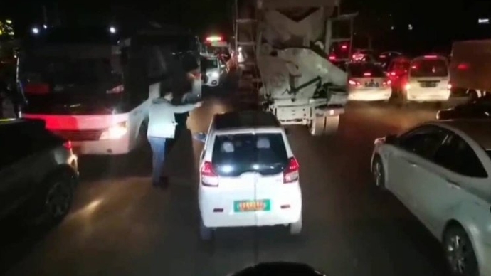 果然视频|最美路人！枣庄这仨市民，消防员想对你们说声“谢谢”