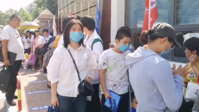 离作文大赛开赛还有半小时，山师附小赛区门外家长和学生排长队