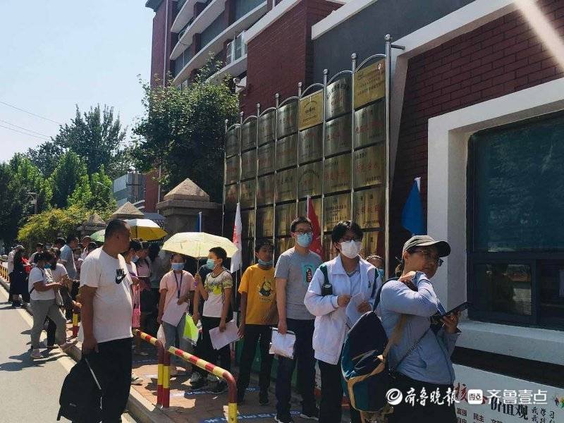 “带好笔，审好题…“作文大赛决赛考点外，家长不断叮嘱