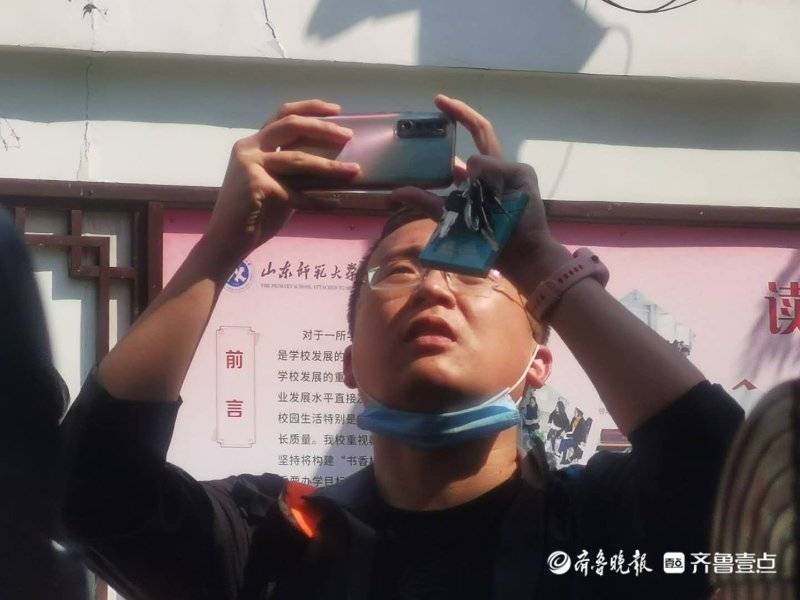 作文大赛学生入场，家长纷纷掏出手机记录一瞬间