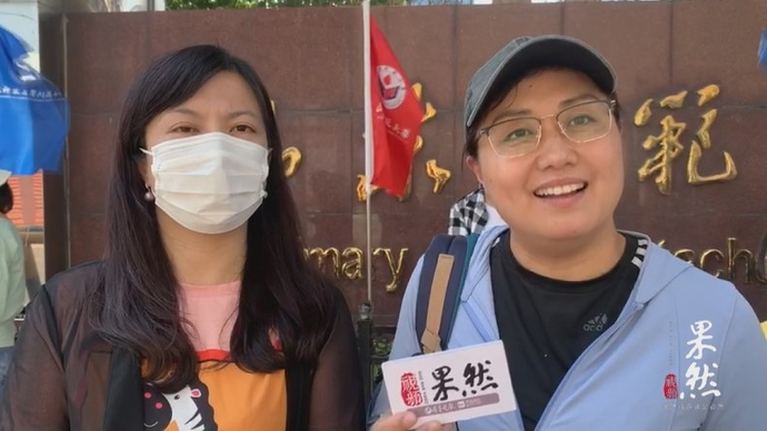 果然视频|俩孩子都进了决赛，许久未见的老相识家长在考场外相遇