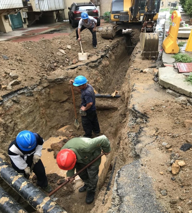 将解决居民用水大问题烟台一小区供水管道改造已近尾声
