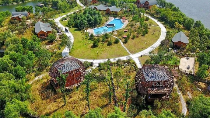 云游泰安｜住泰山天颐湖木屋酒店，赏秋水共长天一色