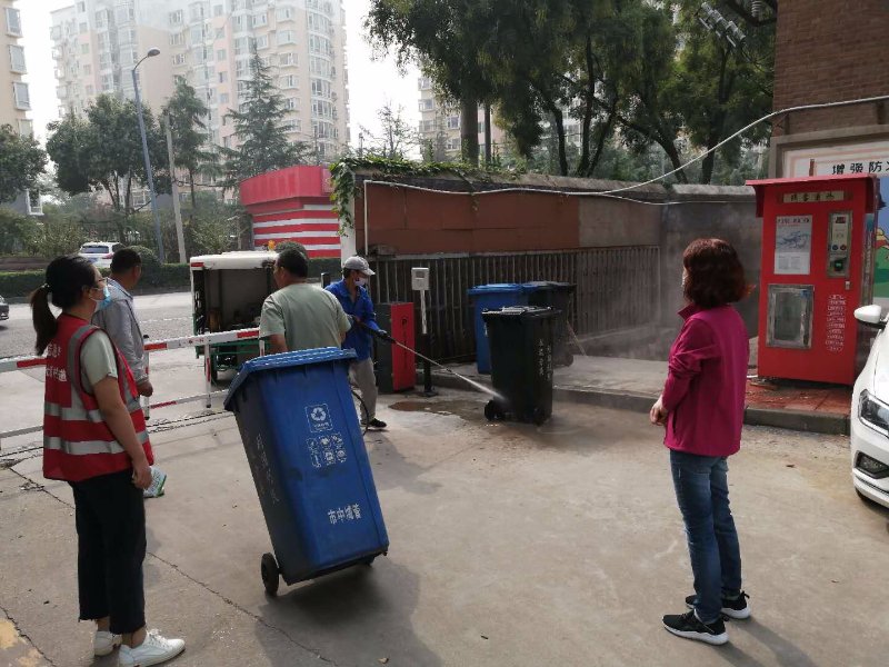 助力创城鸿园在行动鸿园社区联合环卫所清洁辖区内垃圾桶