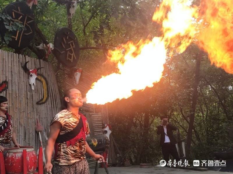 “野人谷”里现喷火绝活，隔着屏幕都能感到火热