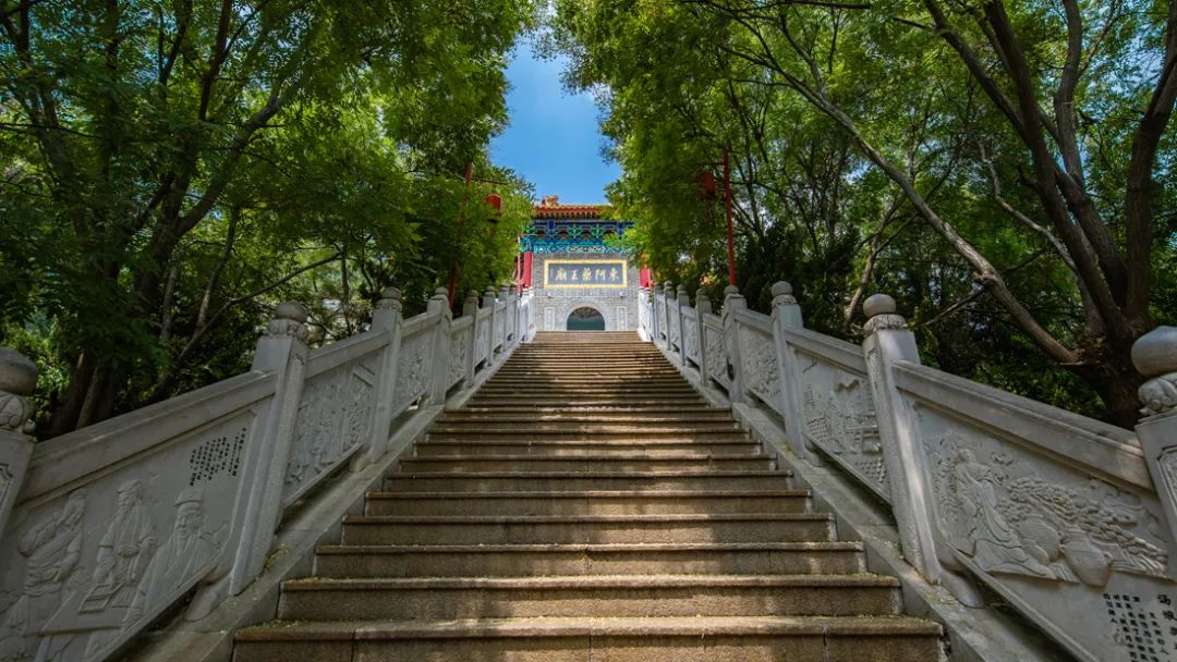 东阿药王山上建有东阿药王庙,主要供奉消灾延寿药师佛和孙思邈,李时珍