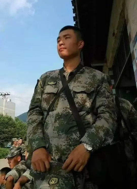 事发莒县父女俩车祸受重伤这位军人小伙急援手点赞